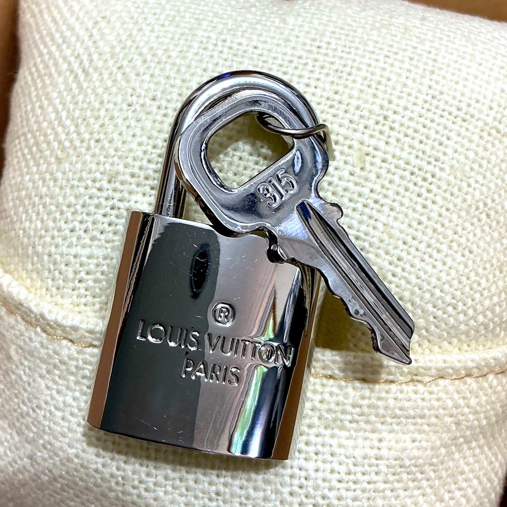 LOUIS VUITTON Silver Lock and Key Set 315 Excellent Condition - Picture 3 of 15